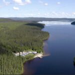 Vu aérienne du lac et de la terre à bois