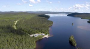 Vu aérienne du lac et de la terre à bois