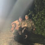 Deux chasseurs avec un ours