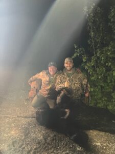 Deux chasseurs avec un ours